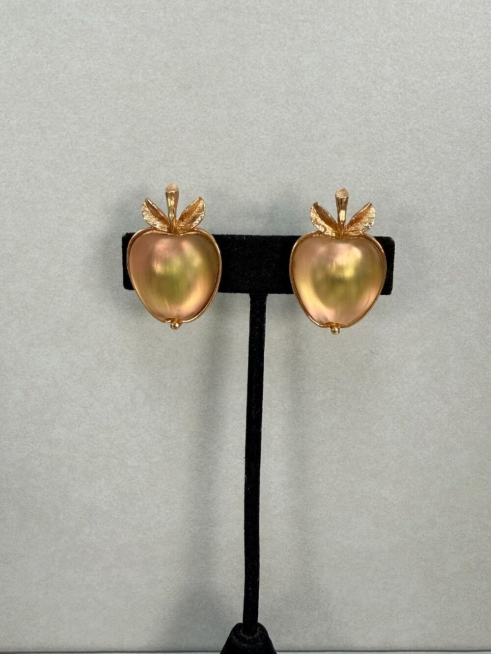 Sarah Coventry Signed Lucite Cabochon Gold Toned Apple Clip On Earrings - Picture 2 of 10